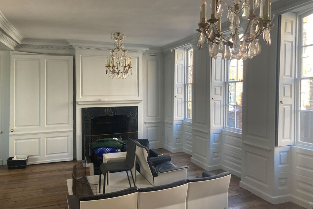 From Dark Panels to Light Elegance: Living Room Painting in Whitechapel
